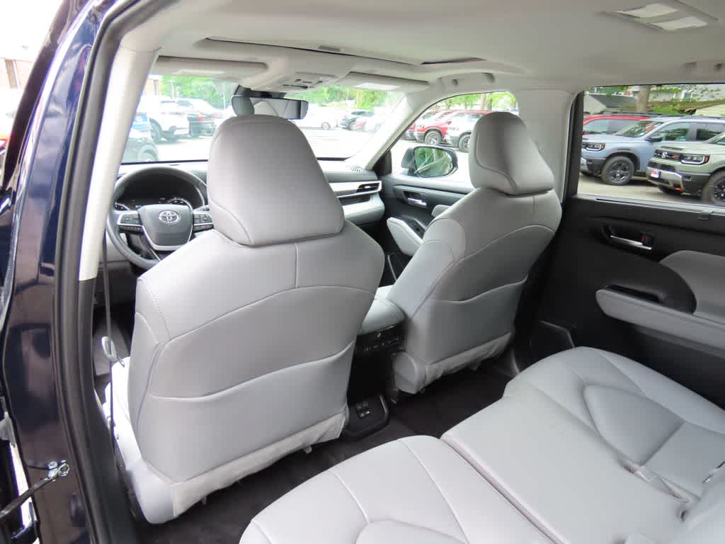 Thumbnail: 2023 Toyota Highlander - 16