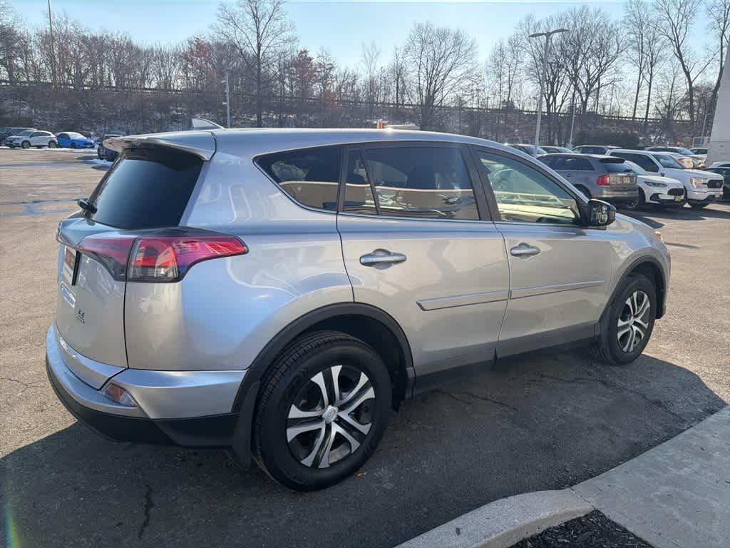 Thumbnail: 2018 Toyota RAV4 - 16