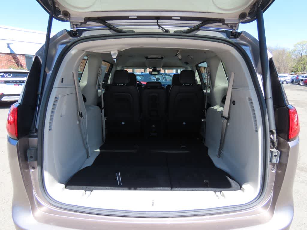 Thumbnail: 2018 Chrysler Pacifica - 11