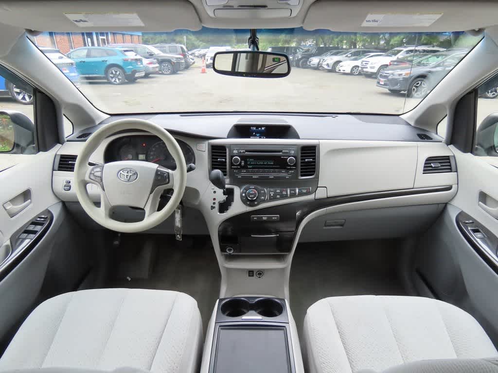 Thumbnail: 2014 Toyota Sienna - 18