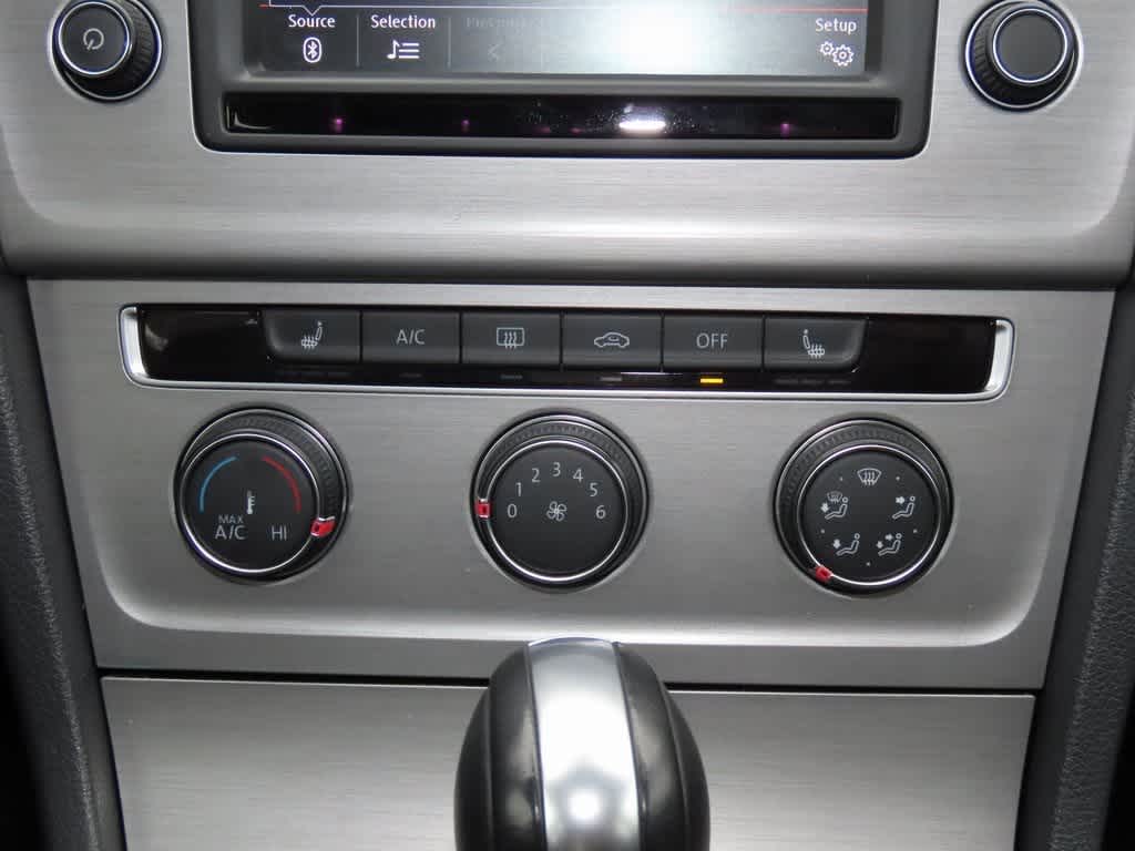 Thumbnail: 2016 Volkswagen Golf - 21