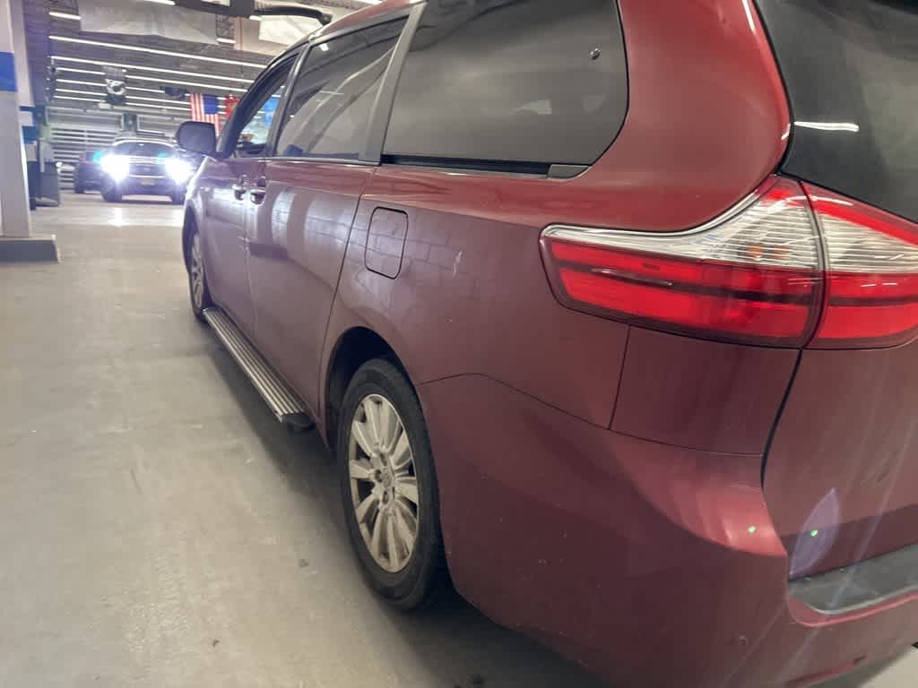 Thumbnail: 2017 Toyota Sienna - 12
