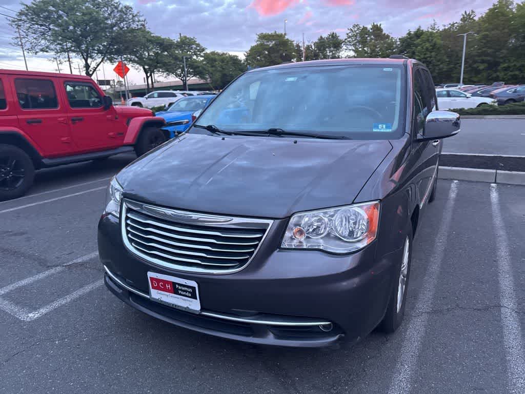 Thumbnail: 2016 Chrysler Town & Country - 3