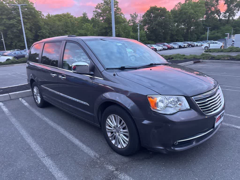 Thumbnail: 2016 Chrysler Town & Country - 7