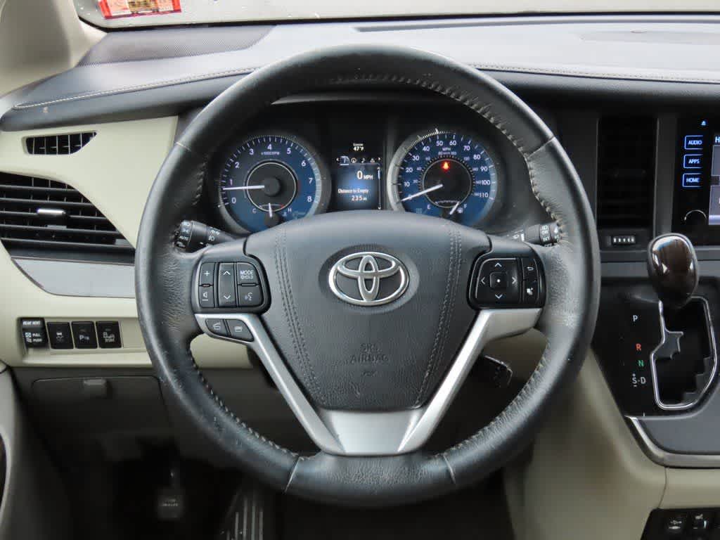 Thumbnail: 2017 Toyota Sienna - 19