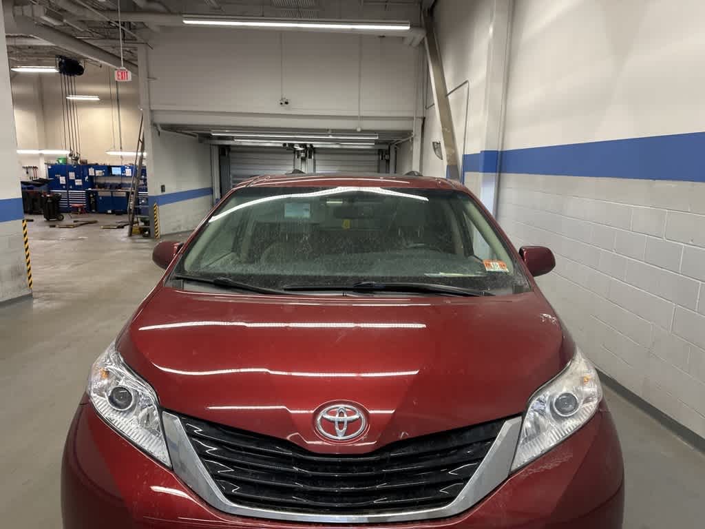 Thumbnail: 2017 Toyota Sienna - 2