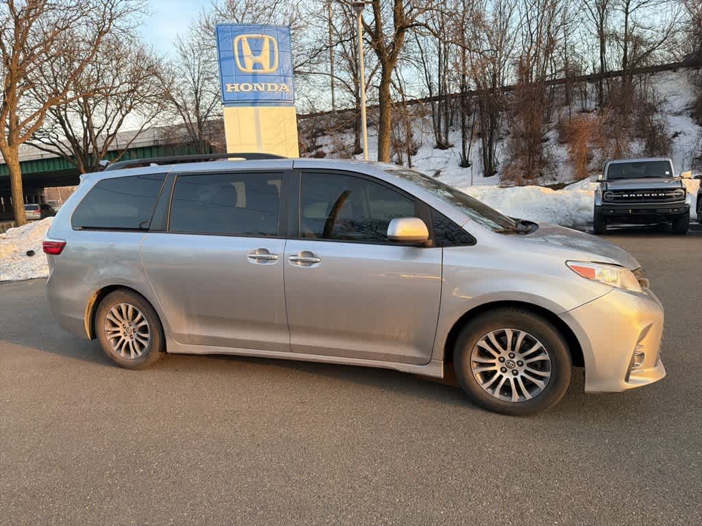Thumbnail: 2018 Toyota Sienna - 15