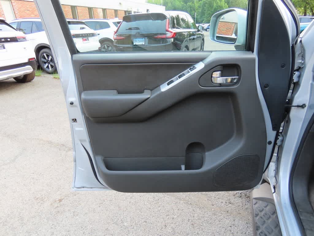 Thumbnail: 2011 Nissan Pathfinder - 17