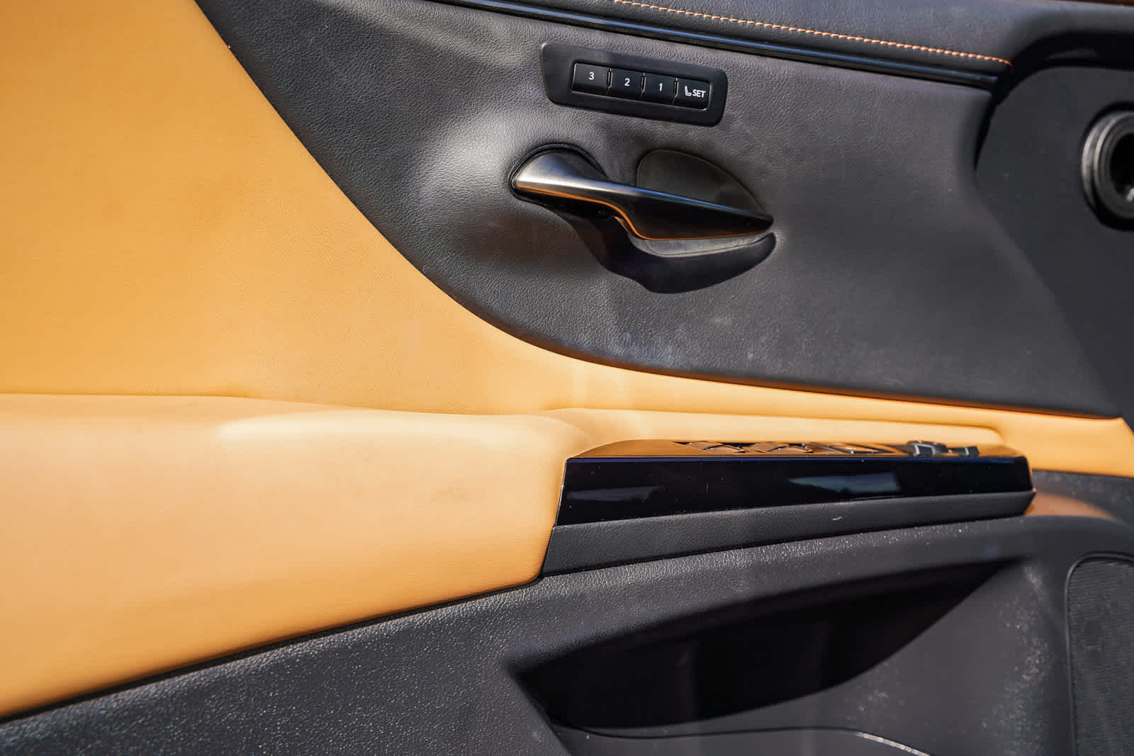 Thumbnail: 2022 Lexus ES - 16