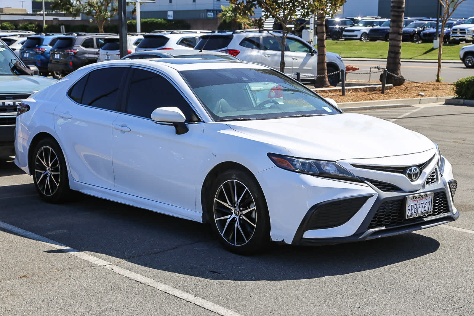 2022 Toyota Camry SE photo 3