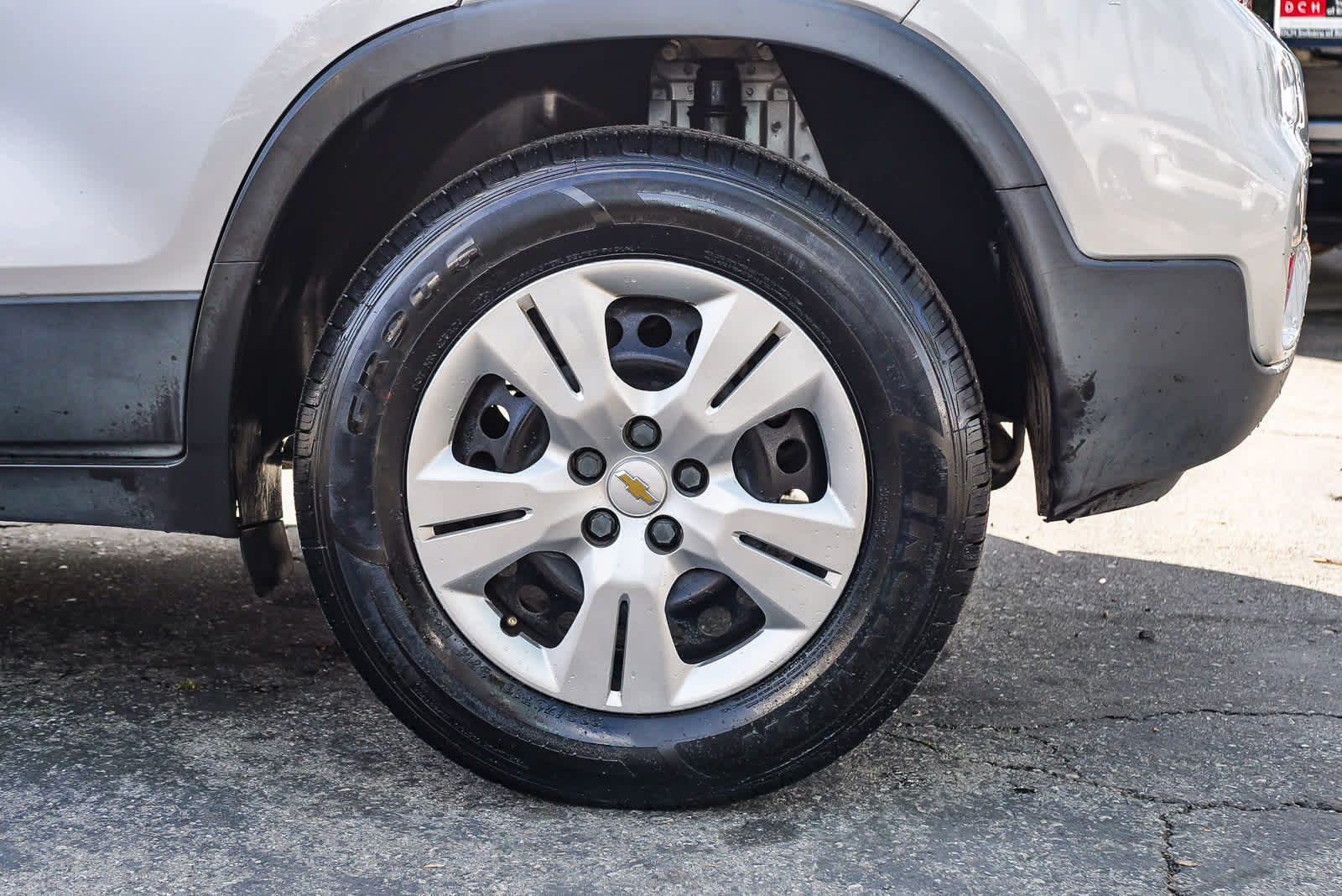 Thumbnail: 2017 Chevrolet Trax - 8