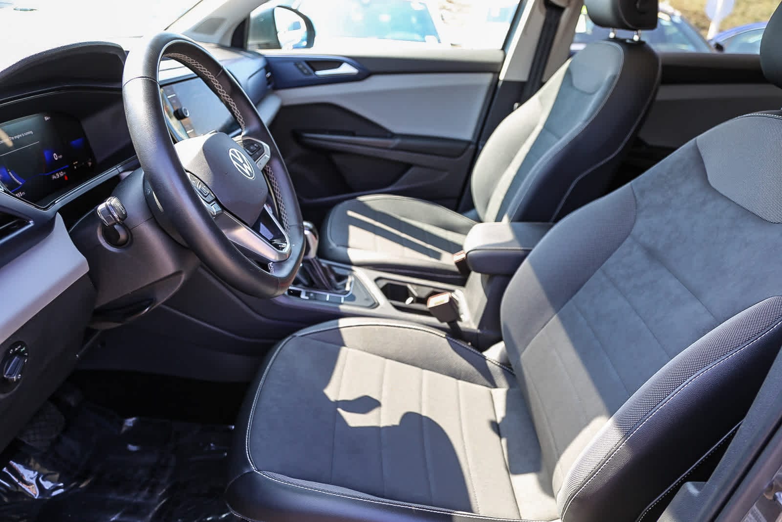 Thumbnail: 2022 Volkswagen Taos - 17