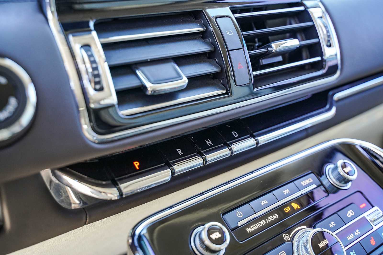 Thumbnail: 2021 Lincoln Navigator L - 16