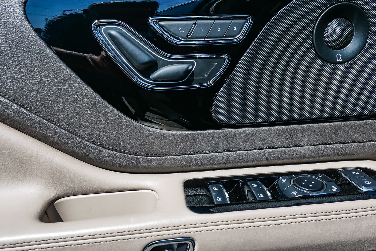 Thumbnail: 2023 Lincoln Aviator - 18