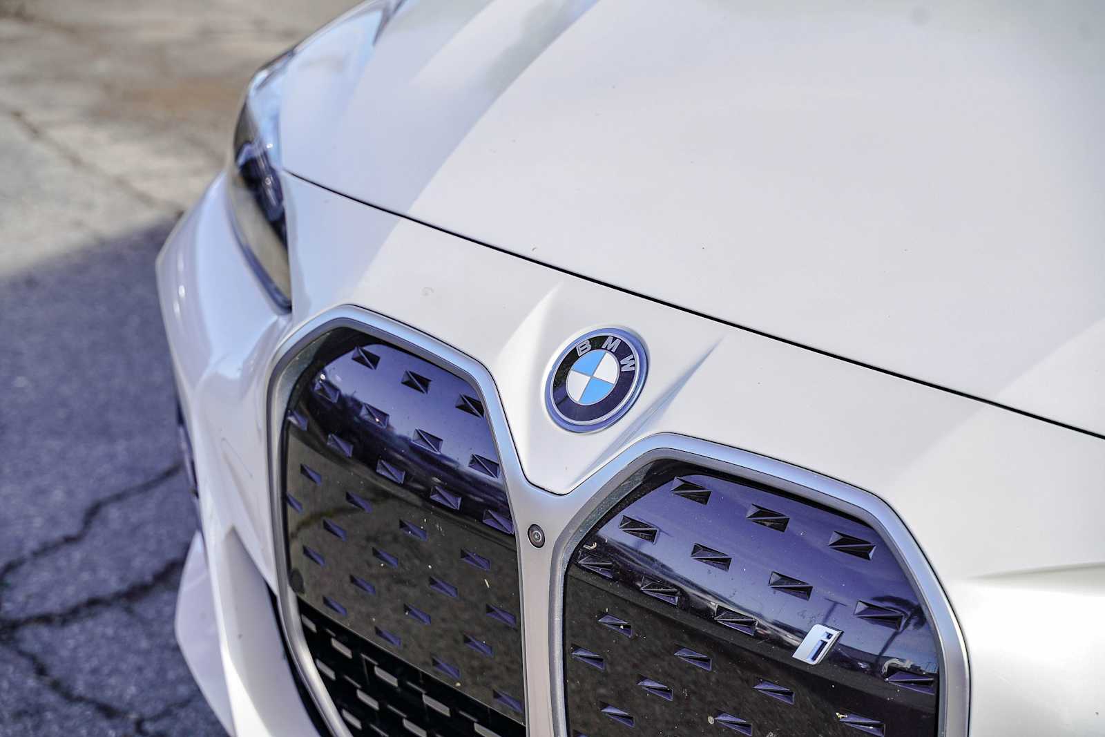 Thumbnail: 2022 BMW i4 - 11