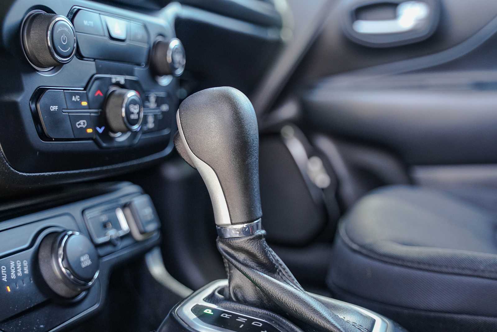 Thumbnail: 2020 Jeep Renegade - 21