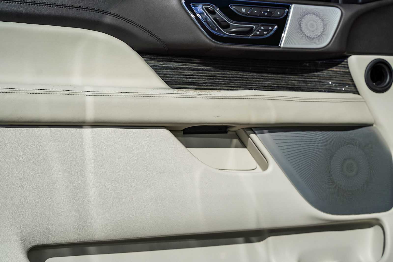 Thumbnail: 2021 Lincoln Navigator L - 17