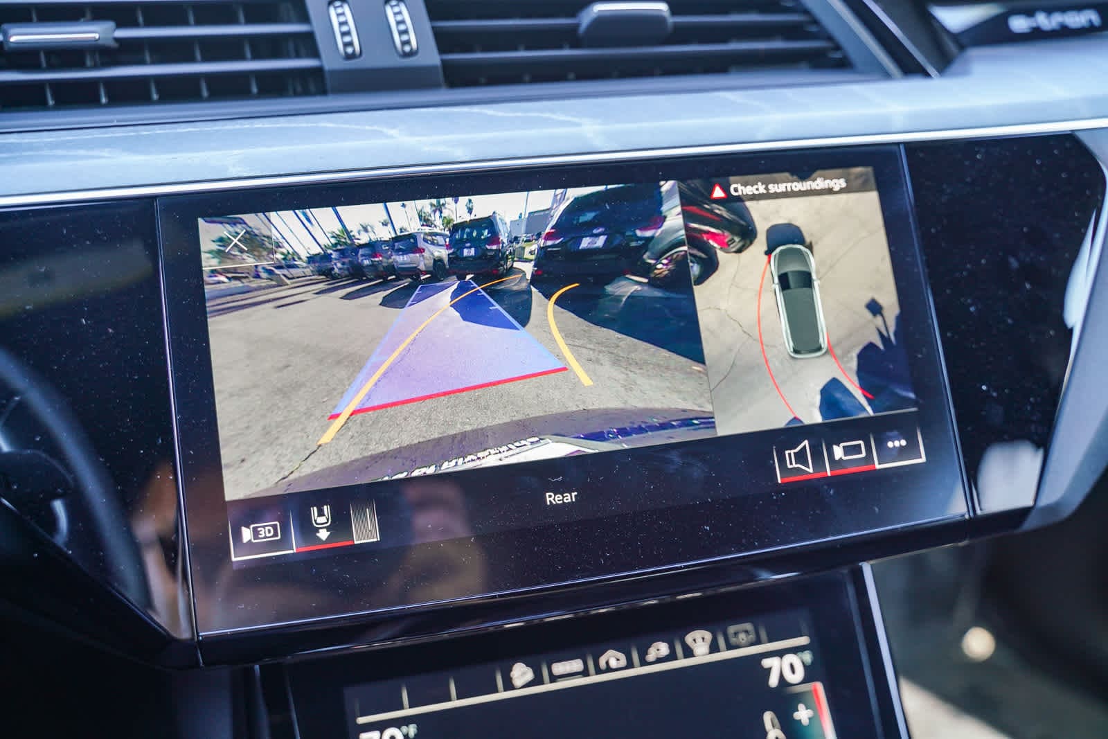 Thumbnail: 2022 Audi e-tron - 25