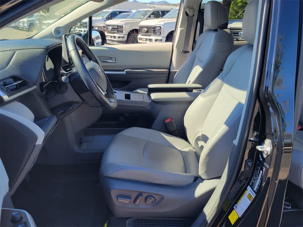 Thumbnail: 2021 Toyota Sienna - 9