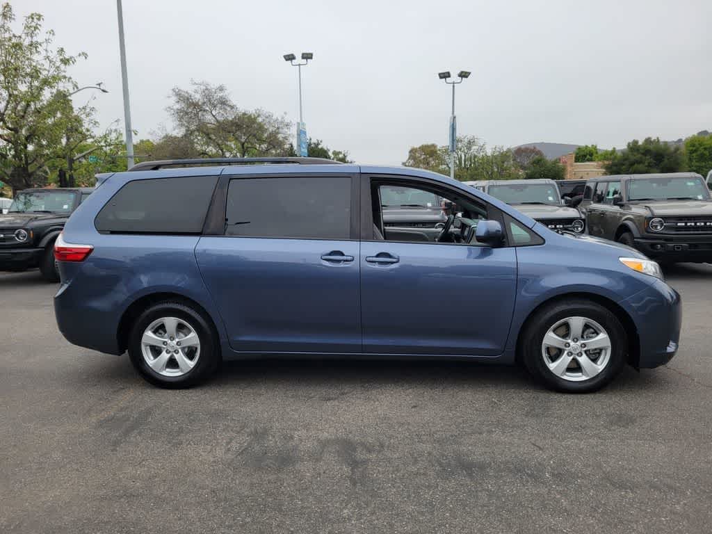 Thumbnail: 2017 Toyota Sienna - 6