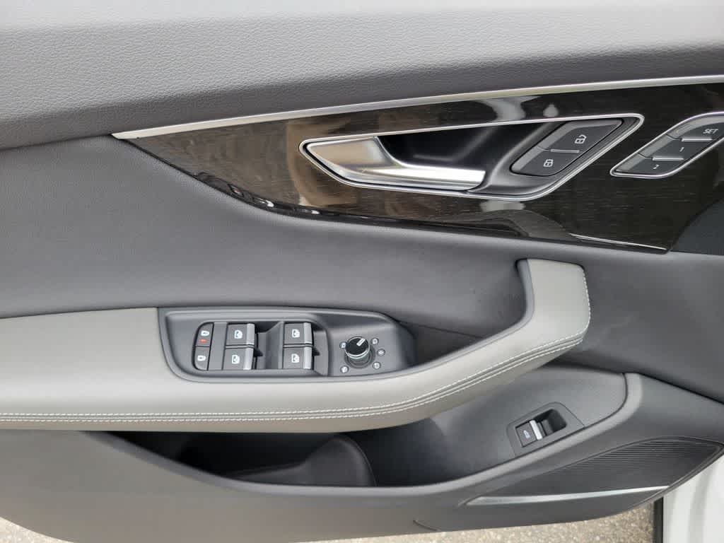 Thumbnail: 2022 Audi Q8 - 18