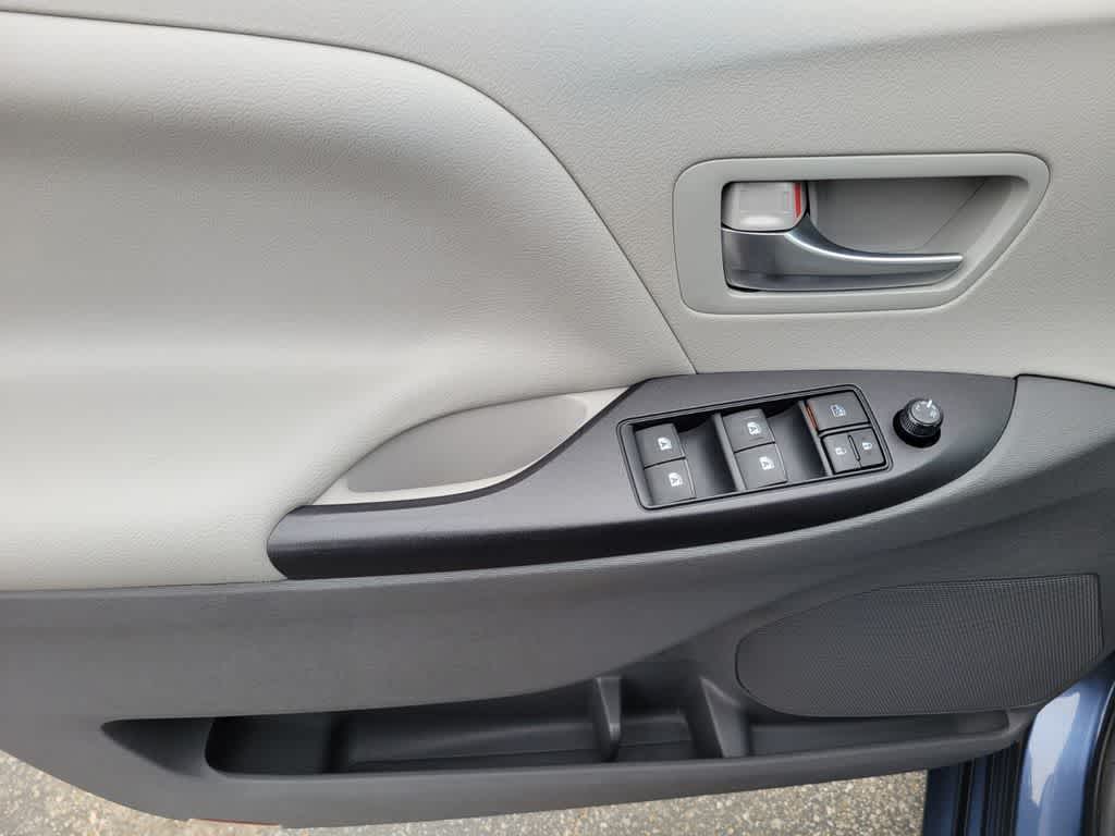 Thumbnail: 2017 Toyota Sienna - 19