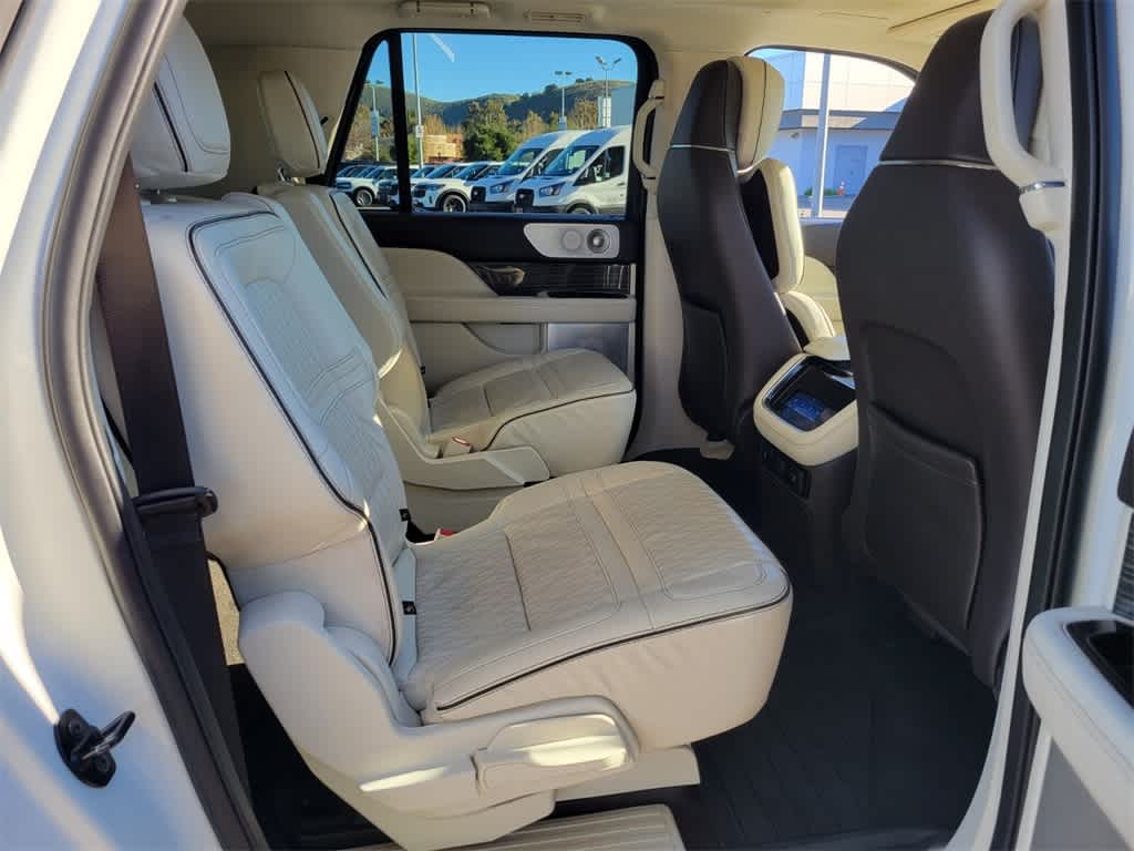 Thumbnail: 2022 Lincoln Navigator - 15