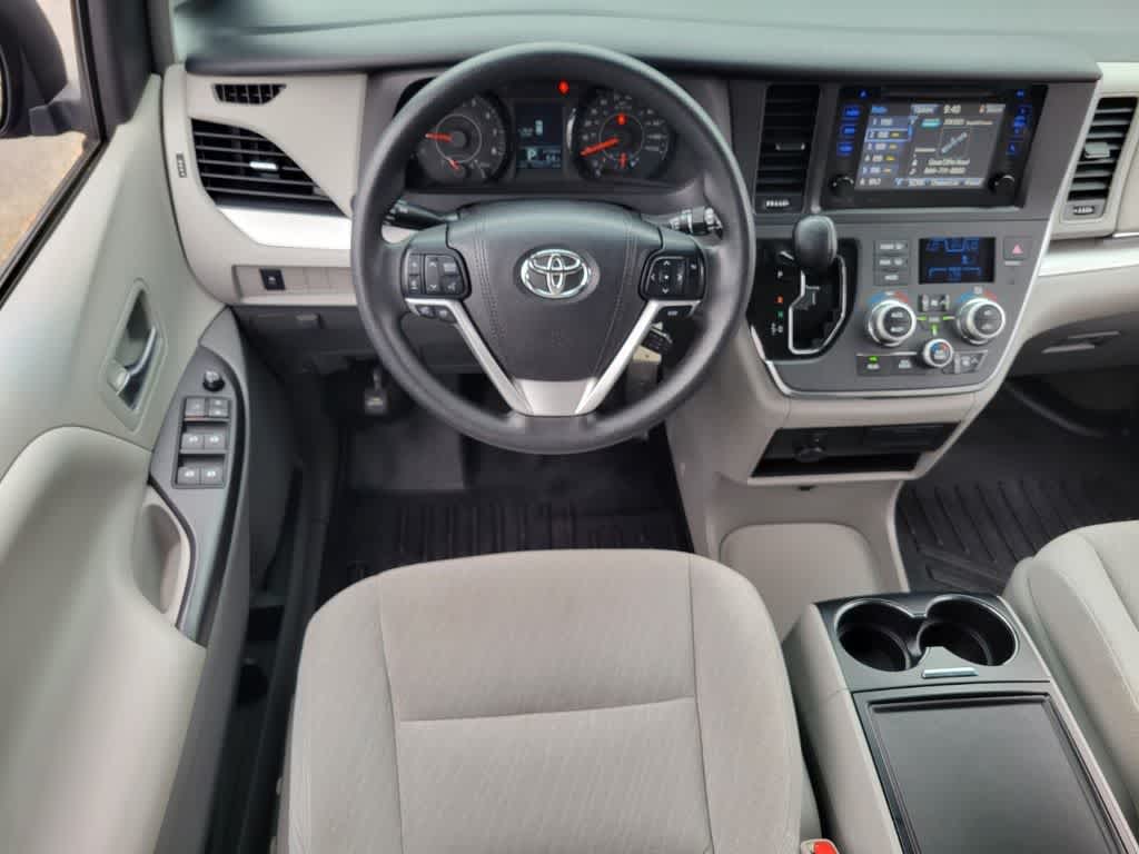 Thumbnail: 2017 Toyota Sienna - 13