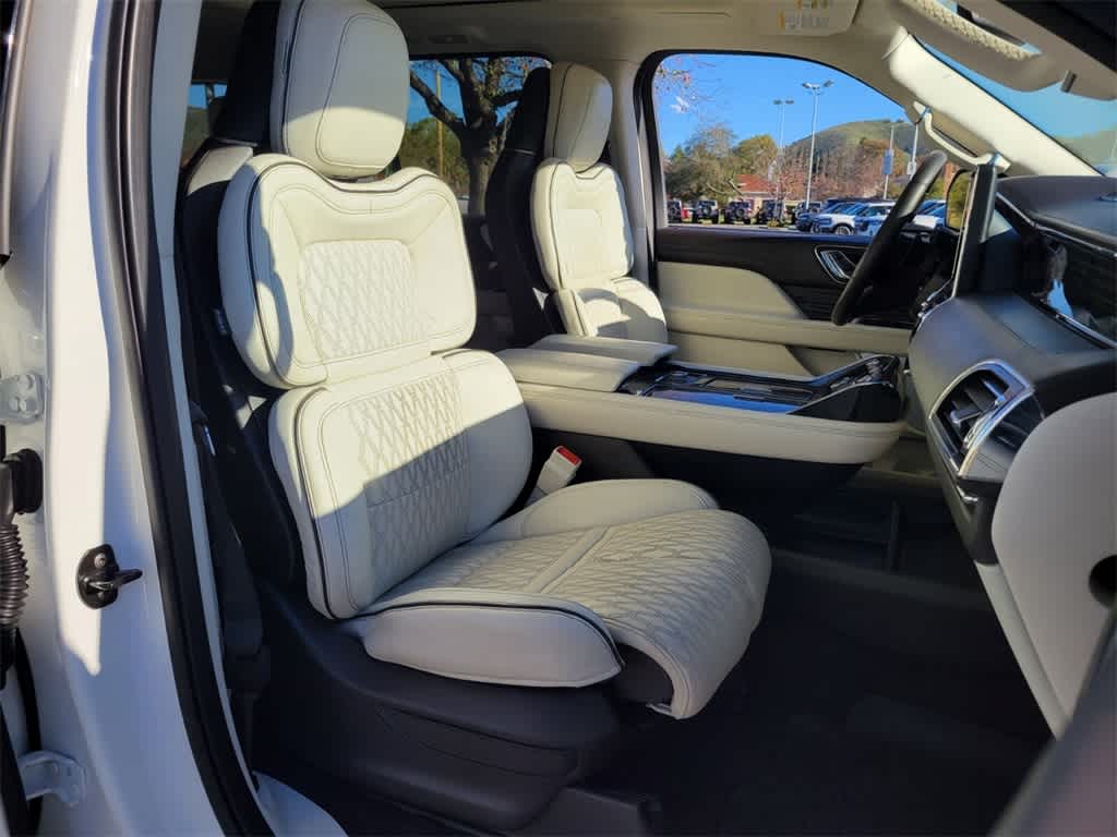 Thumbnail: 2022 Lincoln Navigator - 16