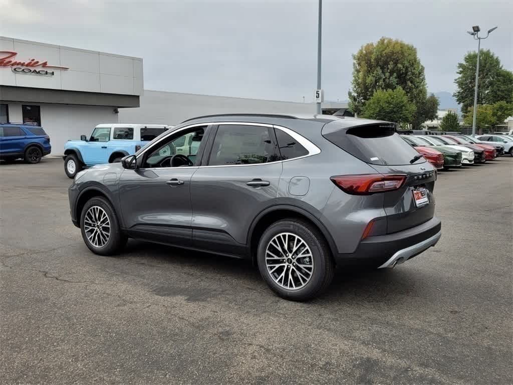 2025 Ford Escape Titanium photo 3