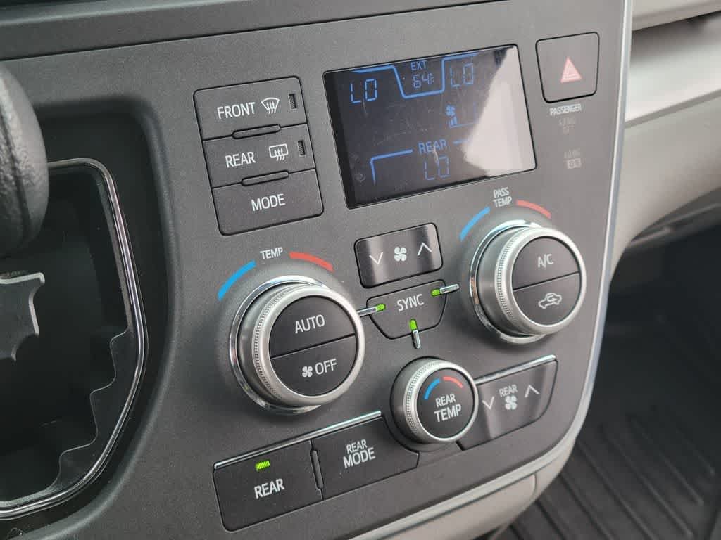 Thumbnail: 2017 Toyota Sienna - 23