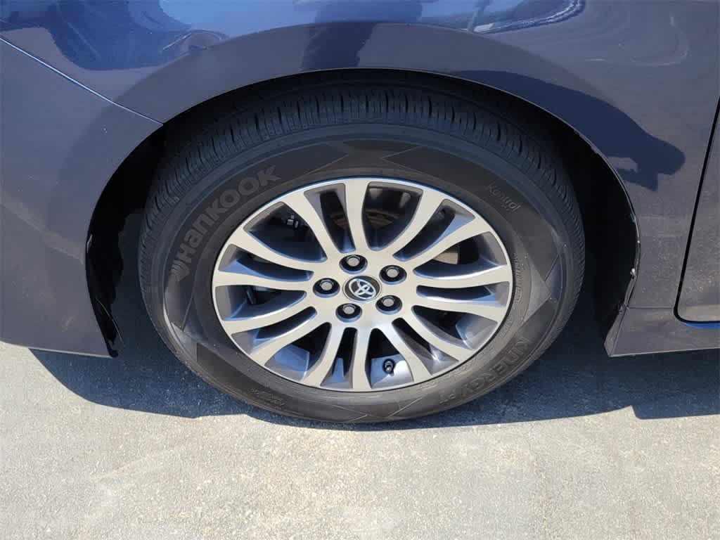 2018 Toyota Sienna XLE 9