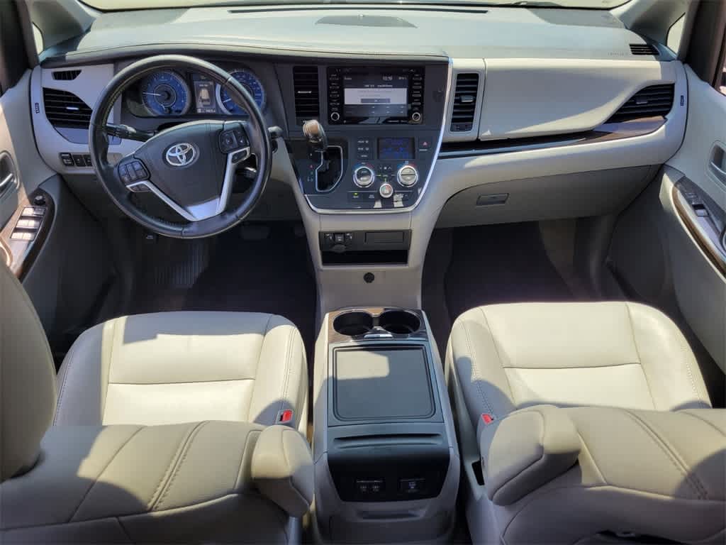 2018 Toyota Sienna XLE 12