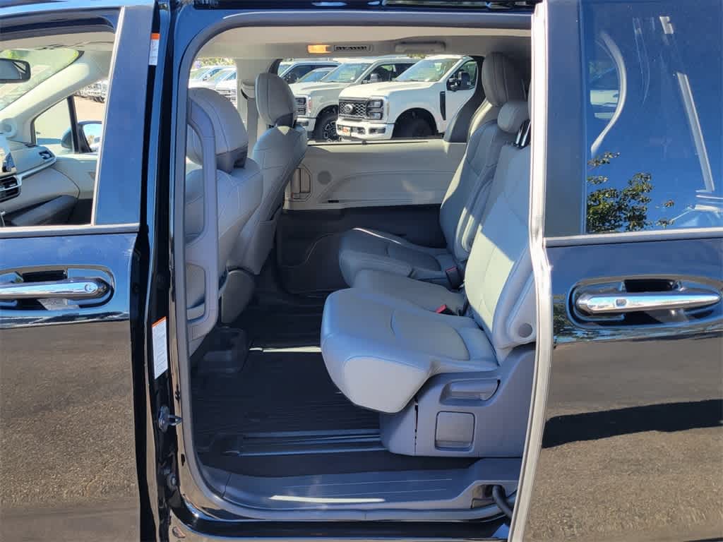 Thumbnail: 2021 Toyota Sienna - 10