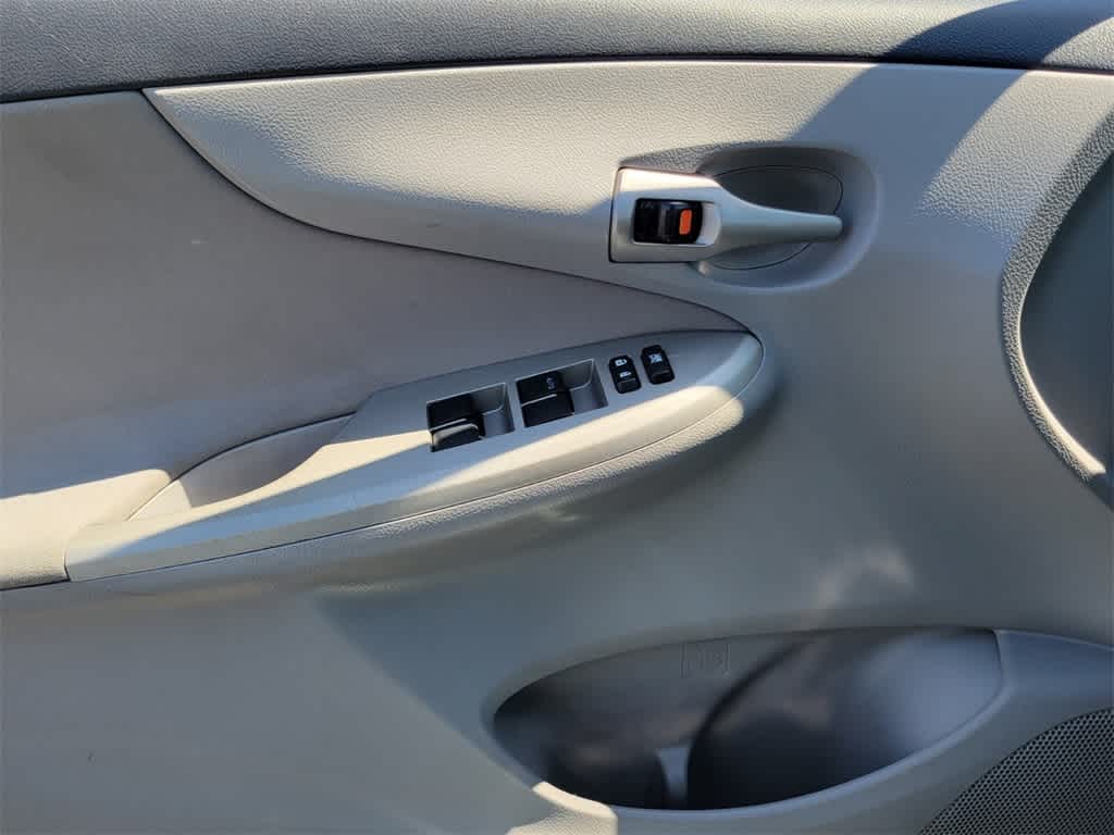 Thumbnail: 2013 Toyota Corolla - 18