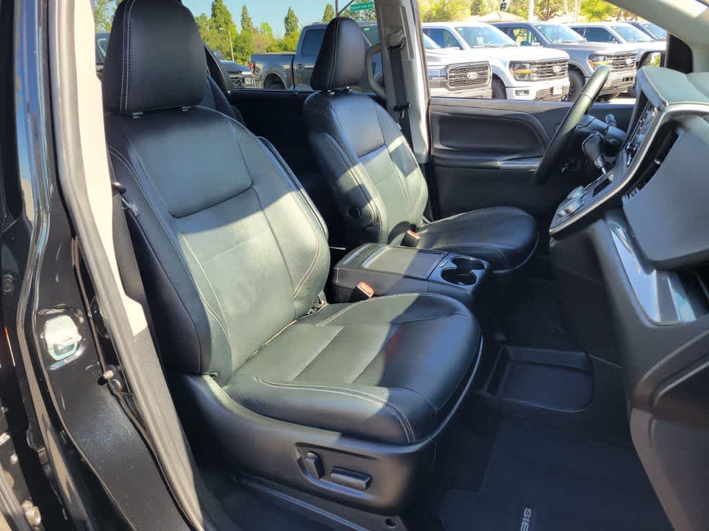 Thumbnail: 2020 Toyota Sienna - 16