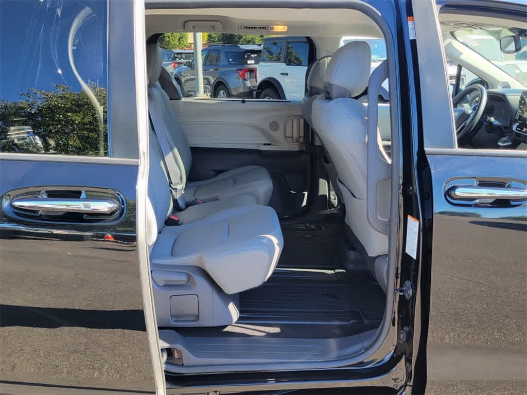 Thumbnail: 2021 Toyota Sienna - 13