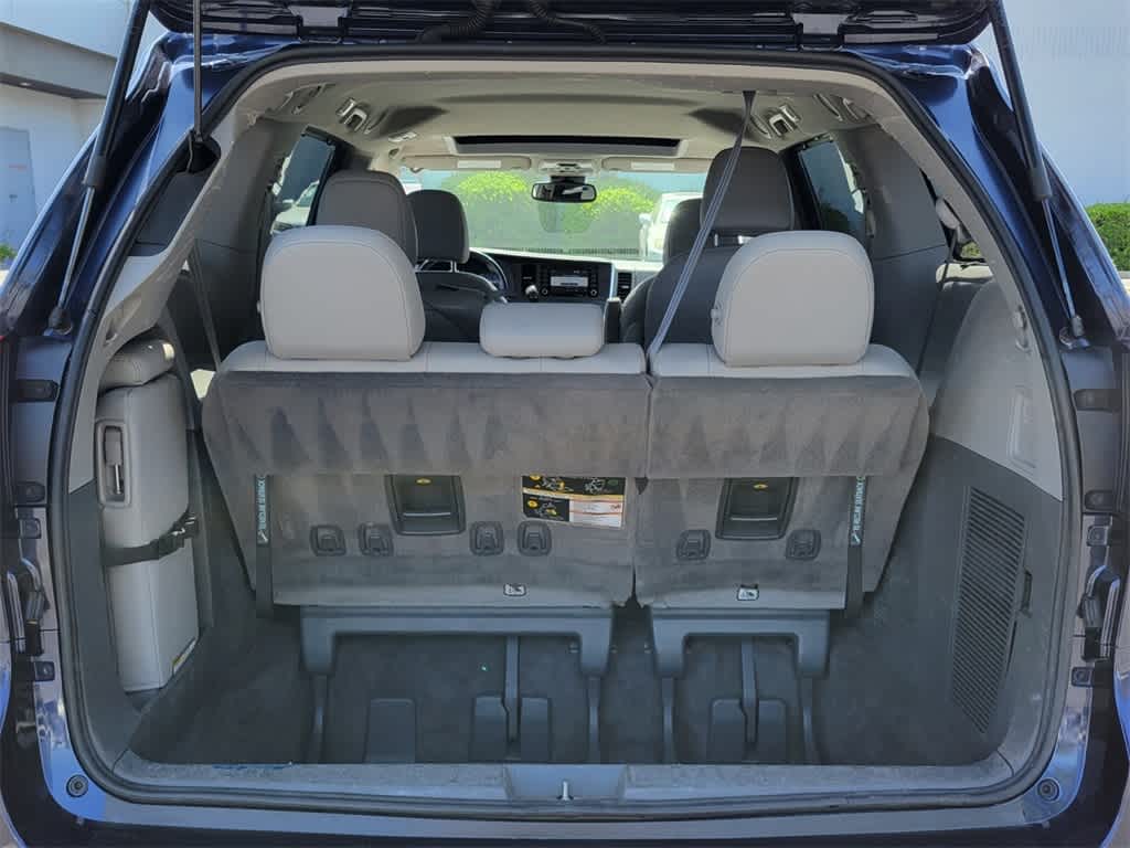 2018 Toyota Sienna XLE 13