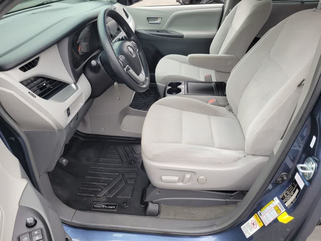 Thumbnail: 2017 Toyota Sienna - 10