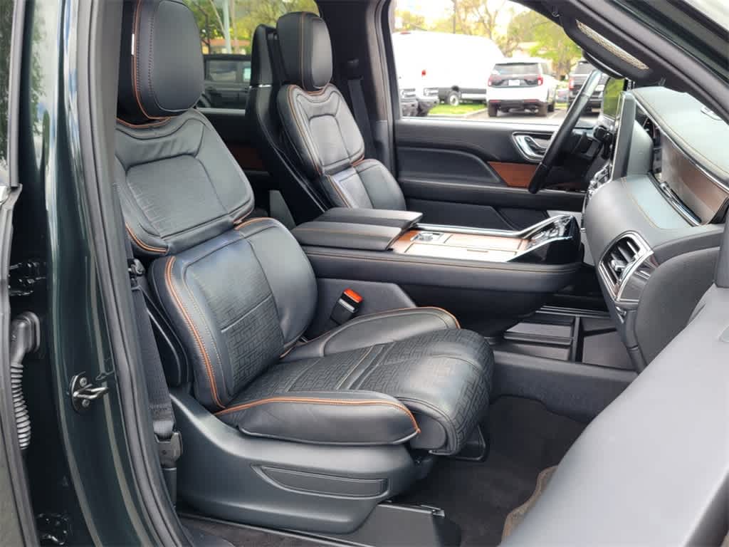 Thumbnail: 2024 Lincoln Navigator L - 16