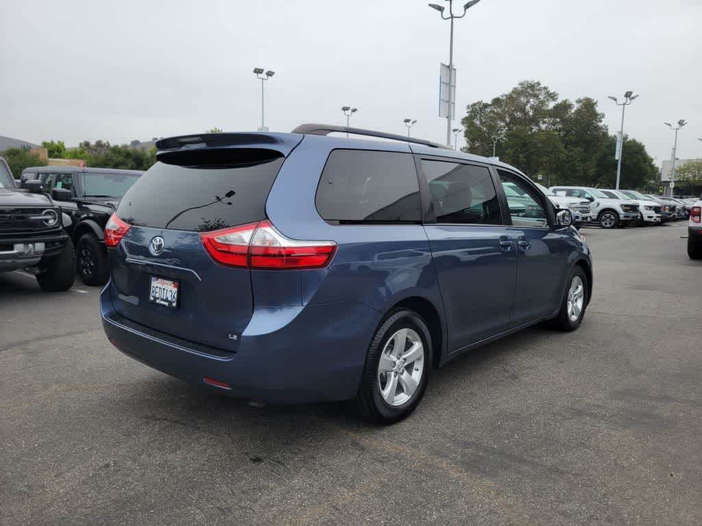 Thumbnail: 2017 Toyota Sienna - 5