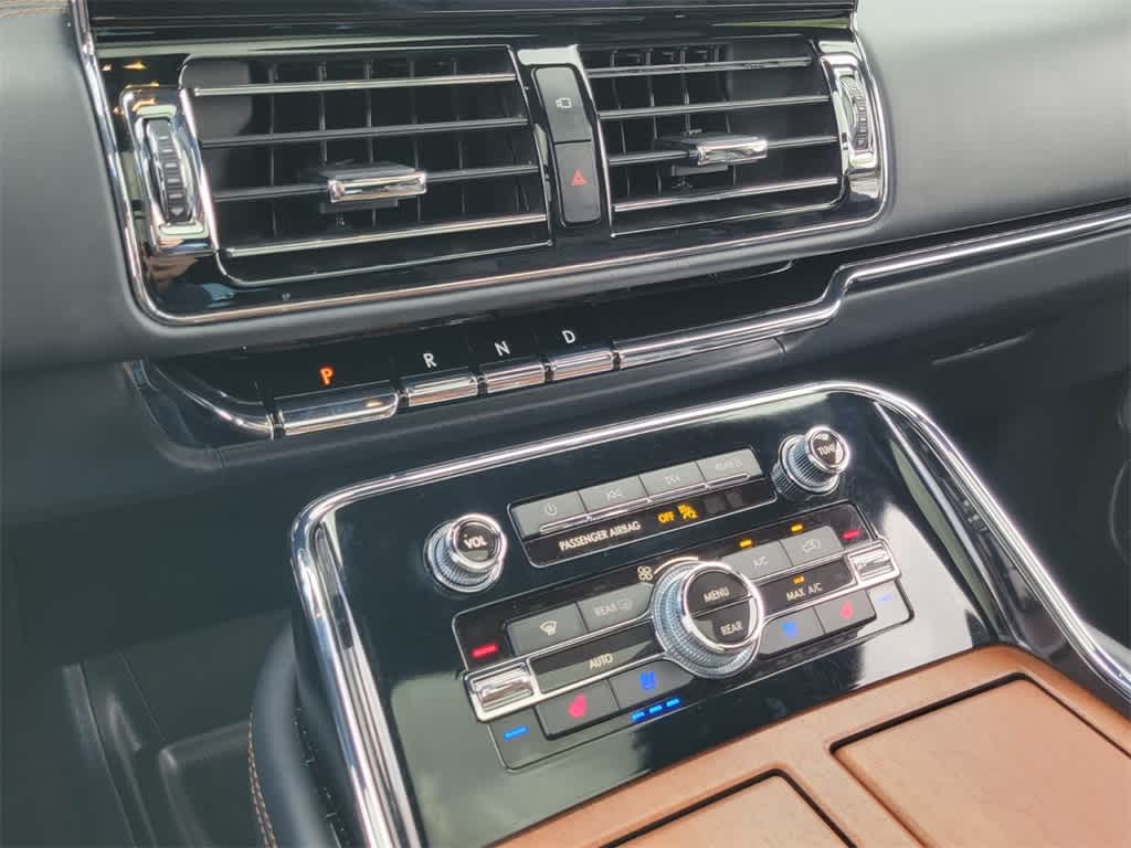 Thumbnail: 2024 Lincoln Navigator L - 21