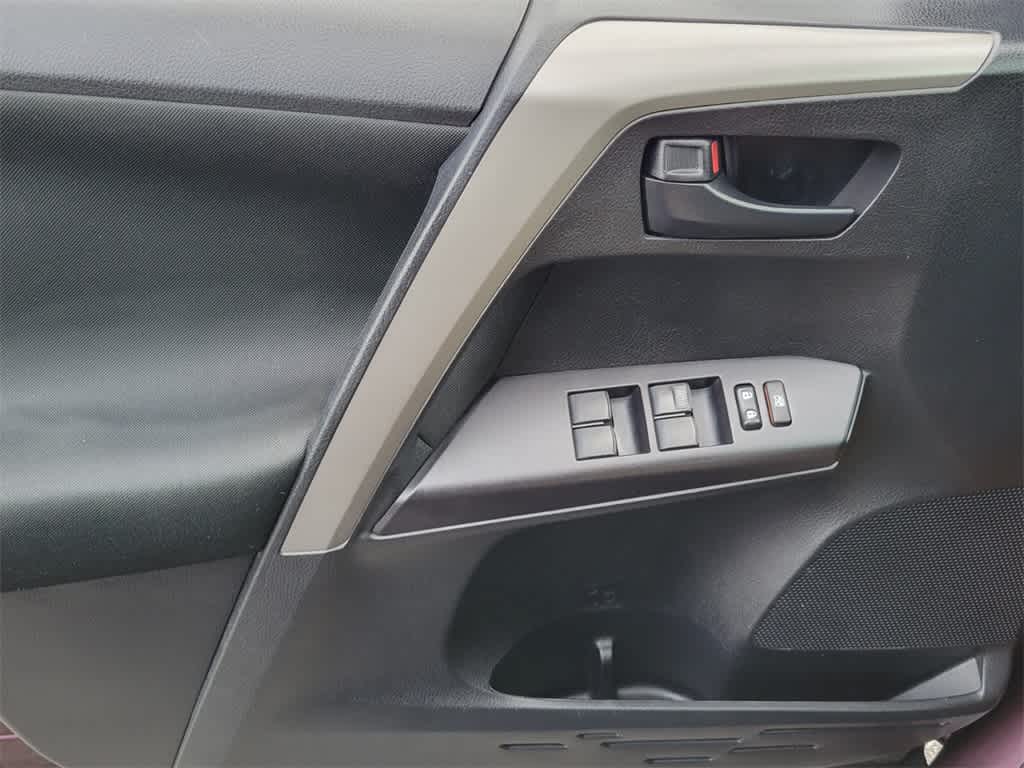 Thumbnail: 2018 Toyota RAV4 - 20