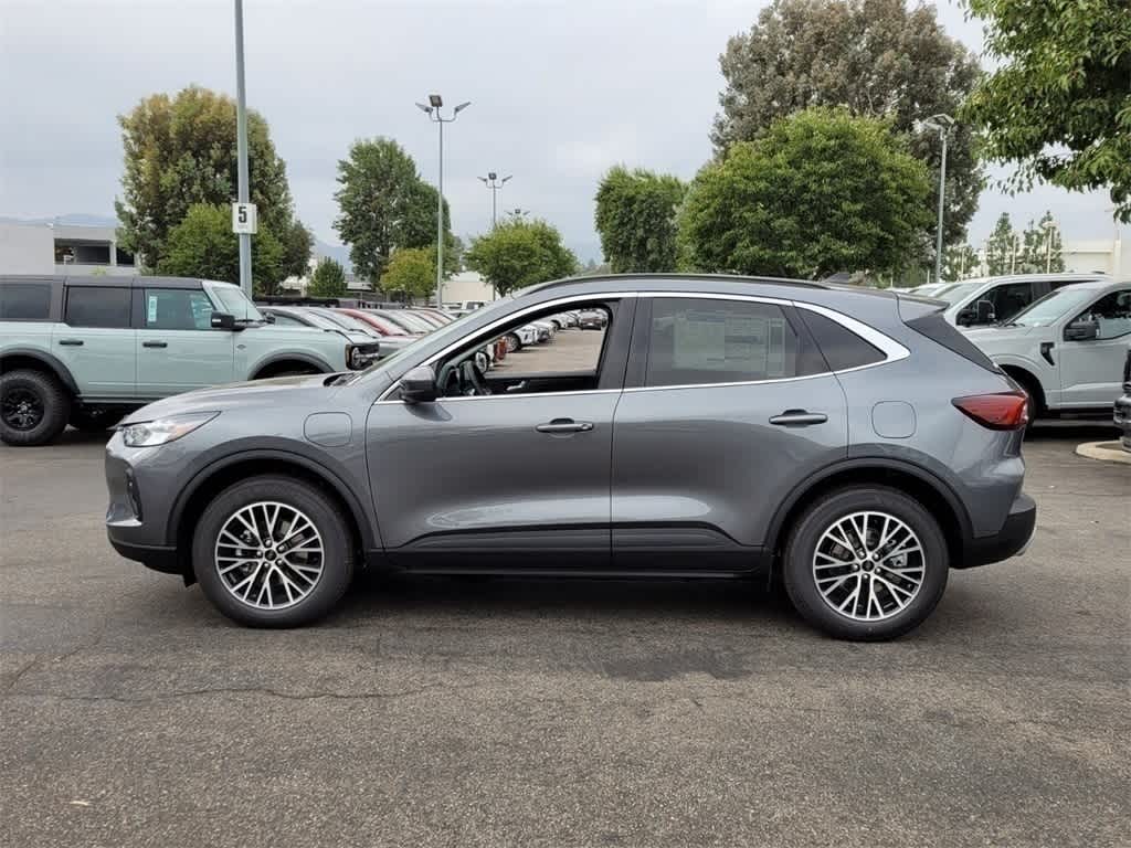 2025 Ford Escape Titanium photo 2