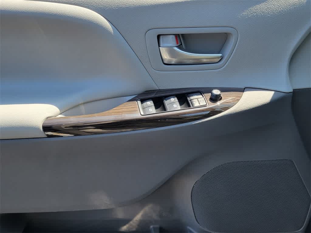 2018 Toyota Sienna XLE 19