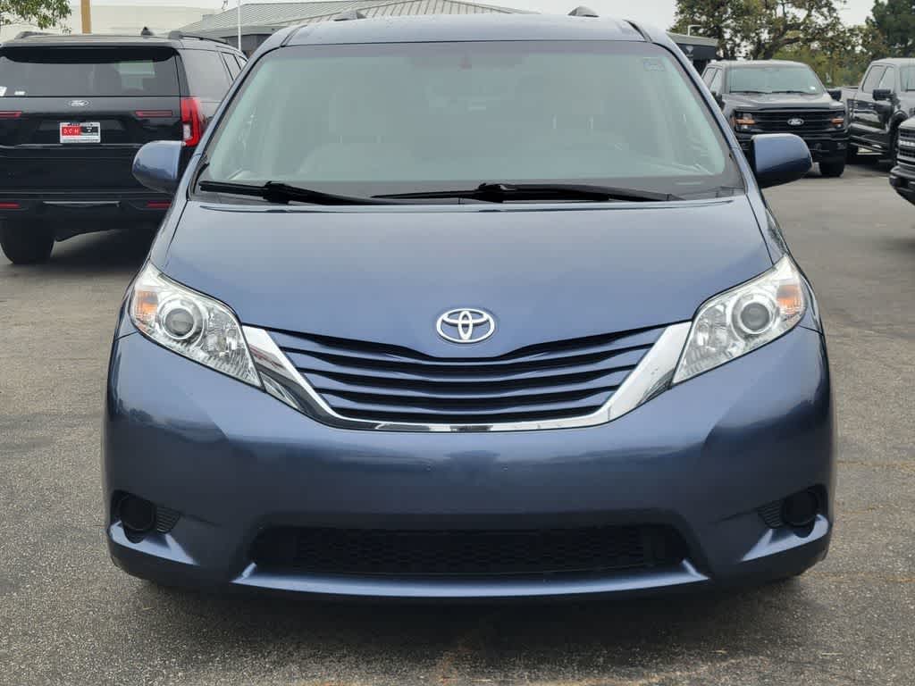 Thumbnail: 2017 Toyota Sienna - 8