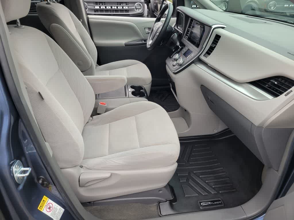Thumbnail: 2017 Toyota Sienna - 16