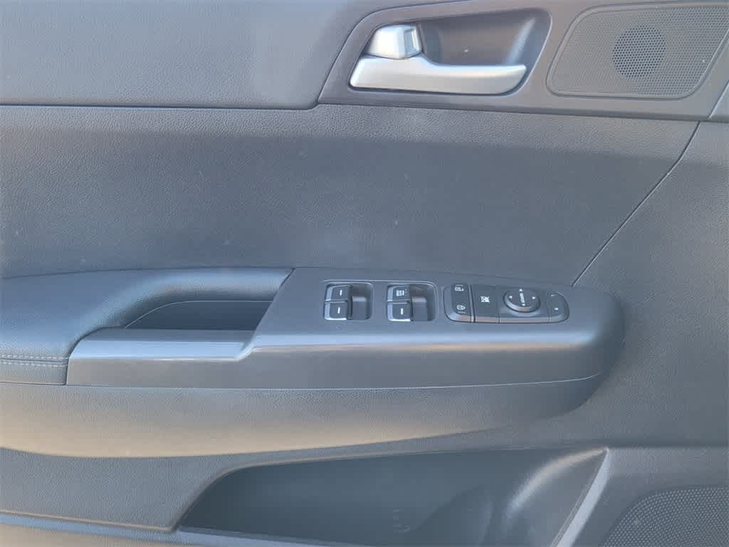 Thumbnail: 2017 Kia Sportage - 18