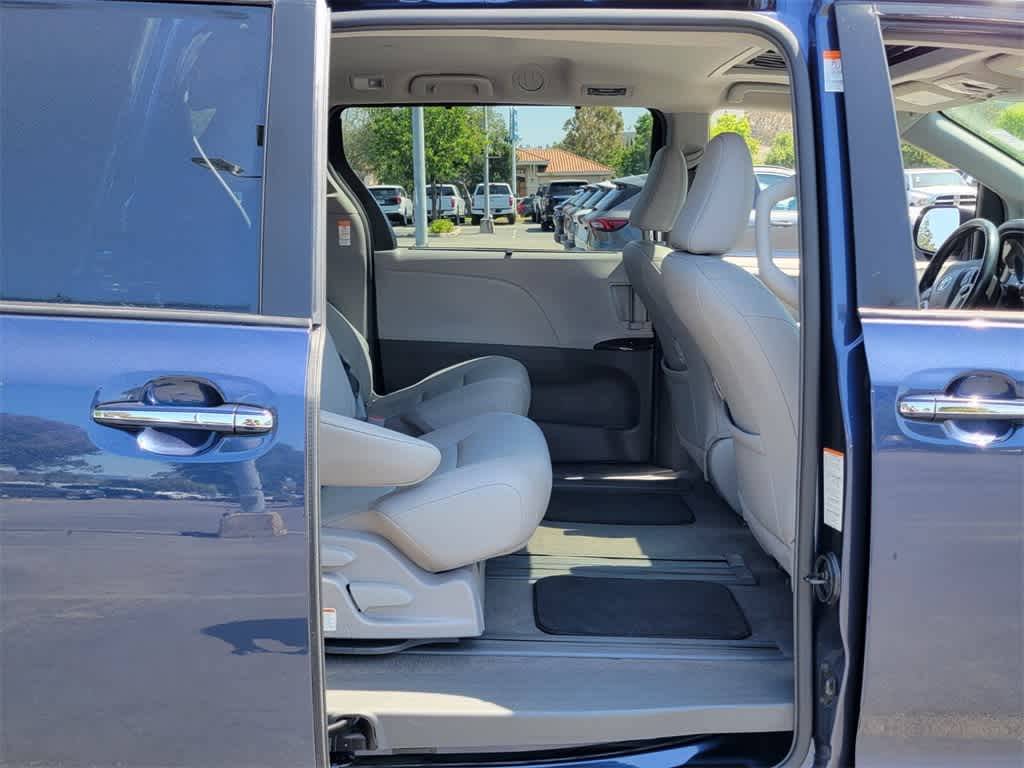 2018 Toyota Sienna XLE 14