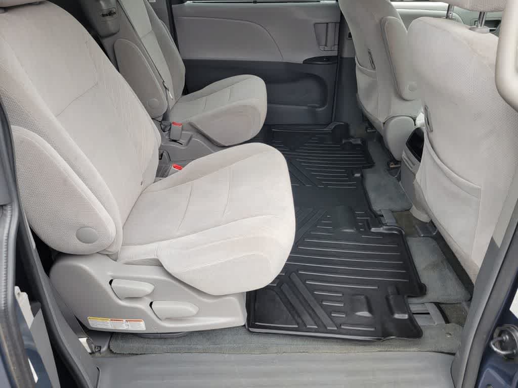 Thumbnail: 2017 Toyota Sienna - 15
